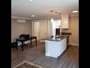 10 4th St, Unit 305 in Dover, NH - Foto de edificio - Building Photo