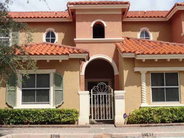 4946 Leeward Ln in Dania Beach, FL - Building Photo - Building Photo