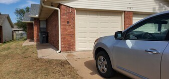 1905 SW E Ave, Unit B in Lawton, OK - Building Photo