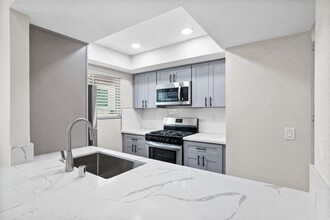 Englander Apartments in Huntington Beach, CA - Building Photo - Building Photo