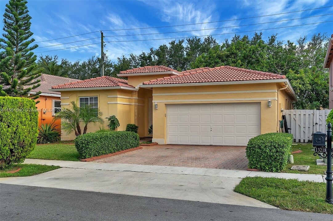 13218 SW 54th Ct in Miramar, FL - Foto de edificio