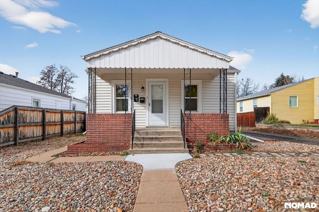4325 S Cherokee St in Englewood, CO - Foto de edificio