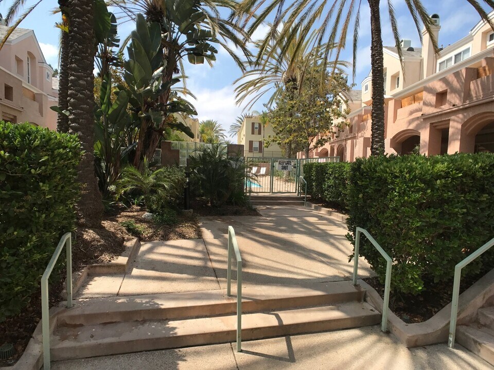 12624 Carmel Country Rd in San Diego, CA - Building Photo
