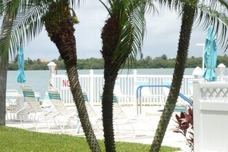 895 S Gulfview Blvd in Clearwater, FL - Foto de edificio - Building Photo