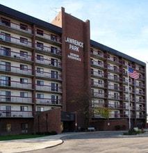 Lawrence Park in Center Line, MI - Foto de edificio - Building Photo