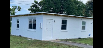 3137 Avenue J, Unit 6 in Riviera Beach, FL - Building Photo