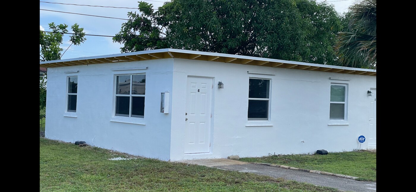 3137 Avenue J, Unit 6 in Riviera Beach, FL - Foto de edificio