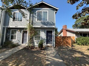 6649 N Columbia Way in Portland, OR - Foto de edificio - Building Photo