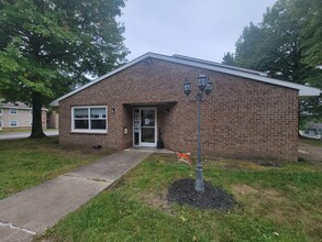 Stonewall Garden Apartments in Bridgeport, WV - Building Photo - Building Photo