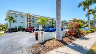 9200 Midnight Pass Rd in Sarasota, FL - Building Photo - Building Photo