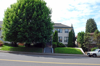 1526 SE Hawthorne Blvd in Portland, OR - Building Photo - Building Photo