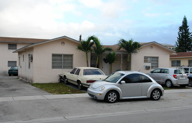 461-467 E 23rd St in Hialeah, FL - Foto de edificio - Building Photo