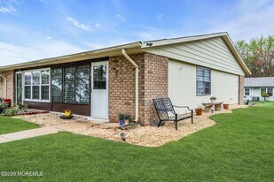 15 Yorkshire Ct in Manchester Township, NJ - Building Photo