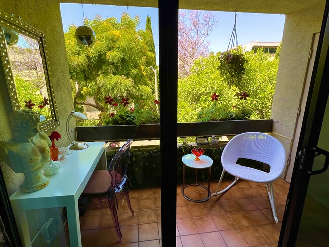 950 N Kings Rd, Unit Updated Gorgeous Condo in West Hollywood, CA - Building Photo - Building Photo