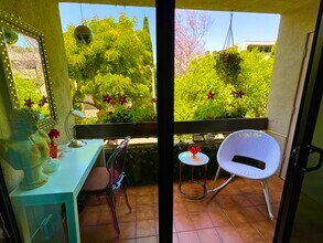 950 N Kings Rd, Unit Updated Gorgeous Condo in West Hollywood, CA - Building Photo - Building Photo