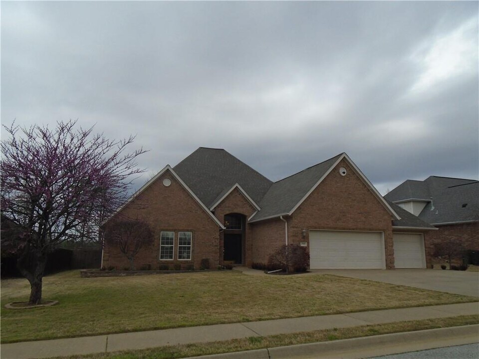 3909 W Brooks Cir in Rogers, AR - Foto de edificio