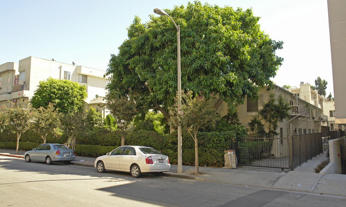 7050-7060 Hawthorn Ave in Los Angeles, CA - Building Photo