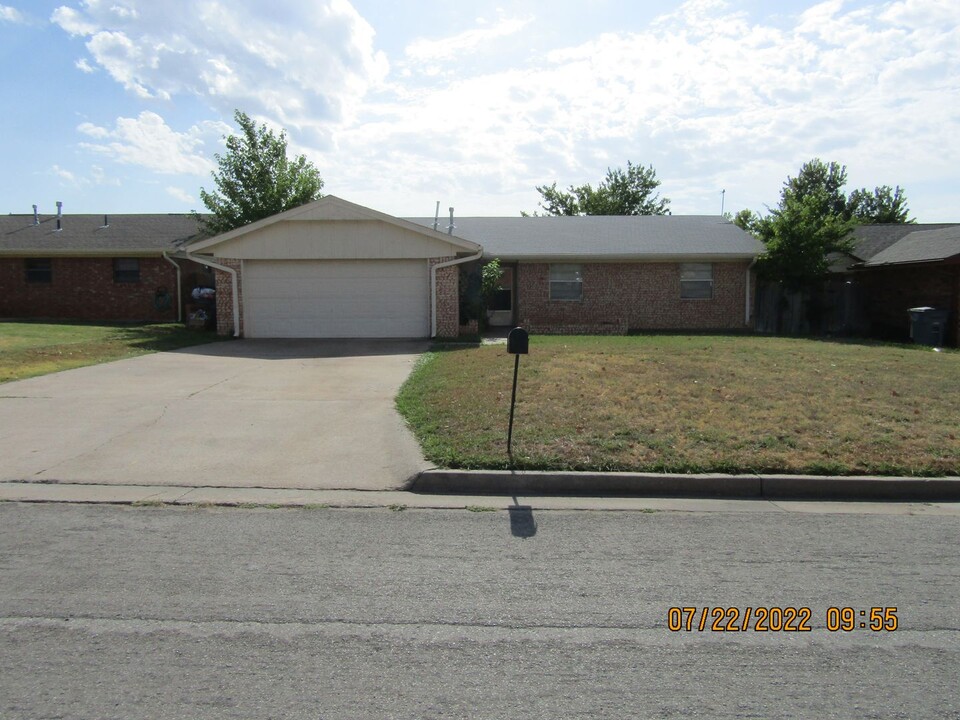 2315 NW Terrace Hills Blvd in Lawton, OK - Foto de edificio