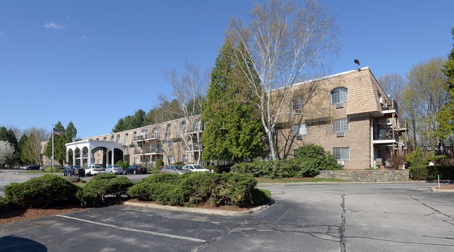 Royale Apartments in Cranston, RI - Foto de edificio - Building Photo