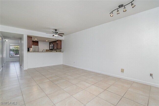 2135 Crystal Dr in Ft. Myers, FL - Building Photo - Building Photo