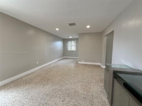 250 E 10th St in Hialeah, FL - Building Photo - Building Photo