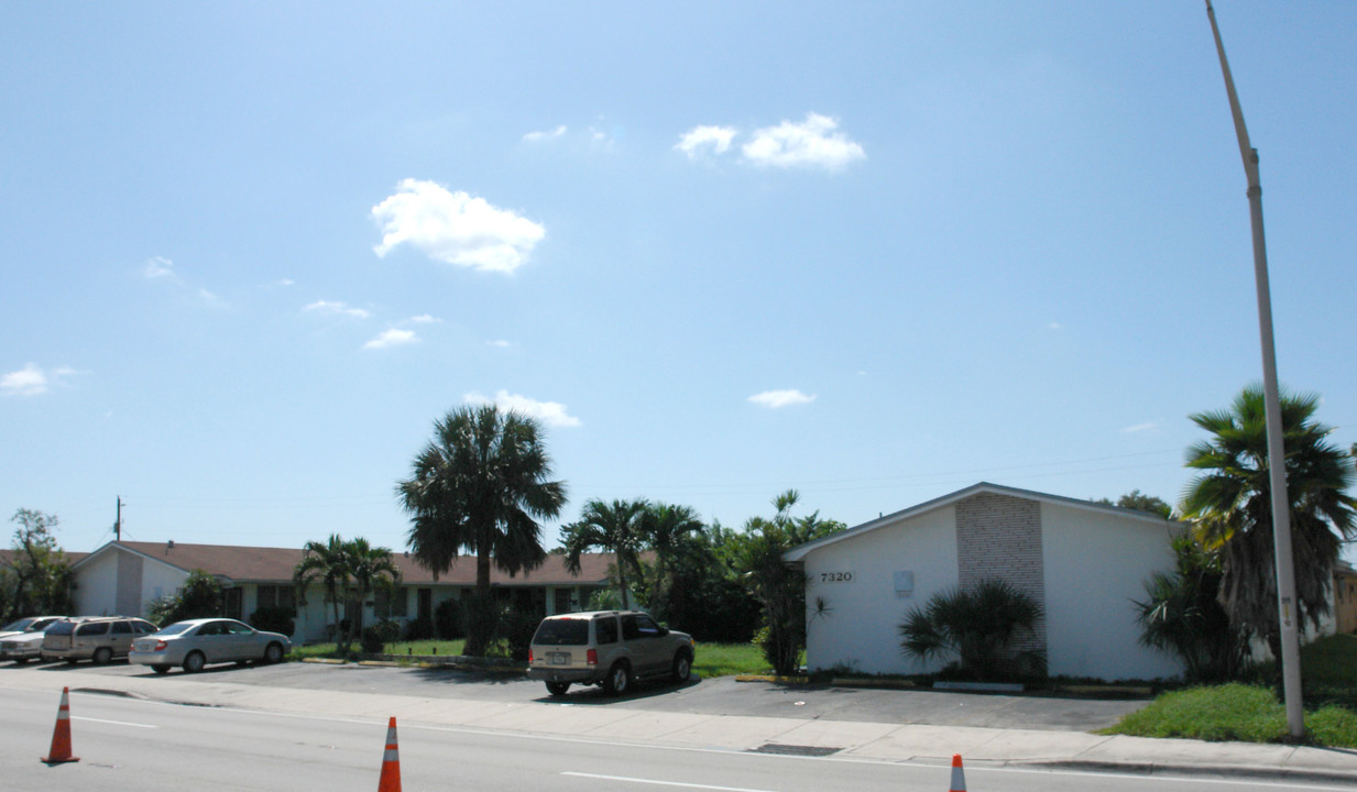 7310-7320 Pembroke Rd in Miramar, FL - Foto de edificio