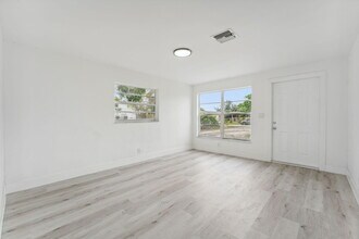 448 NW 3rd Ave in Deerfield Beach, FL - Building Photo - Building Photo