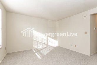 8040 Mt Everest St in Huber Heights, OH - Building Photo - Building Photo