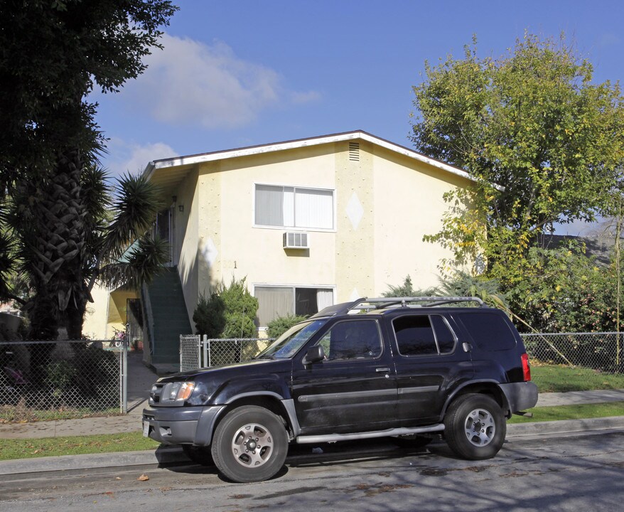 321 N Macneil St in San Fernando, CA - Foto de edificio