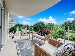 The Plaza Apartments in Jenkintown, PA - Foto de edificio - Building Photo