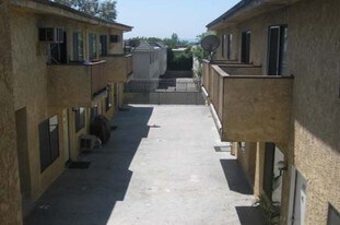 Lowest Non-Rent Controlled GRM in the Valley in North Hills, CA - Foto de edificio - Building Photo