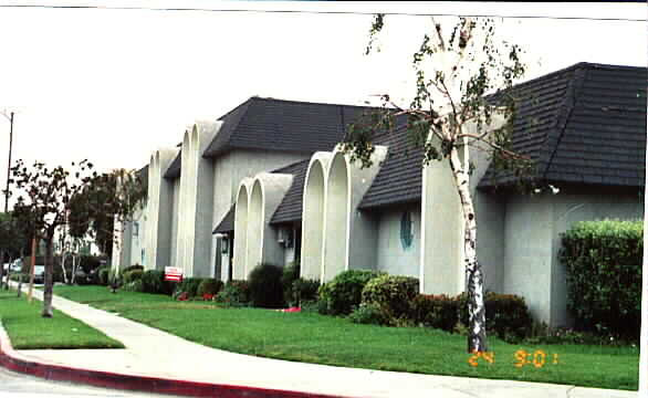 130 W Winston Rd in Anaheim, CA - Building Photo