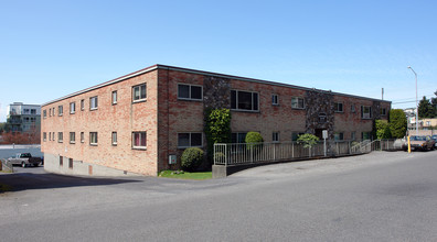 Greenwood Manor Apartments in Seattle, WA - Building Photo - Building Photo