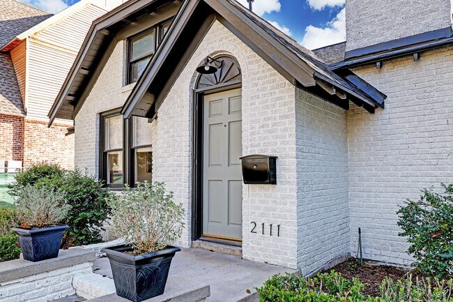 2111 Bartlett St in Houston, TX - Building Photo - Building Photo