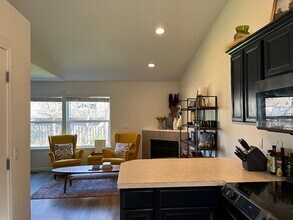 220 SW 3rd St in Dundee, OR - Building Photo - Building Photo