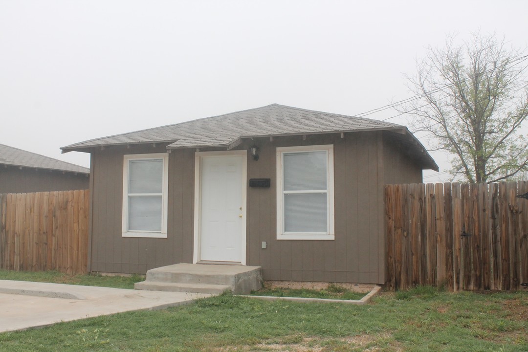 300 E Lynn St in Slaton, TX - Foto de edificio