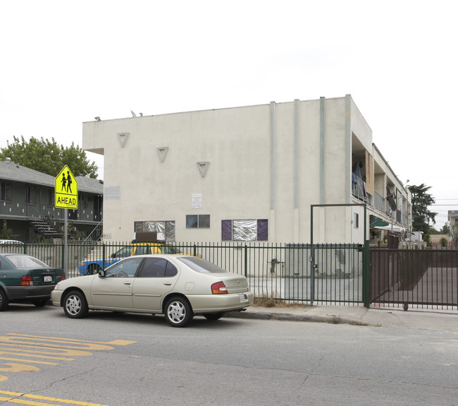 5848 Tujunga Ave in North Hollywood, CA - Foto de edificio - Building Photo