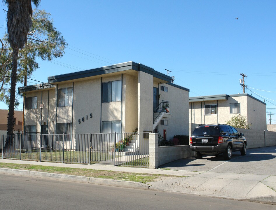 5615 Satsuma Ave in North Hollywood, CA - Building Photo