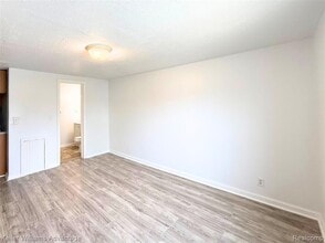 29222 Grand River Ave in Farmington Hills, MI - Building Photo - Building Photo