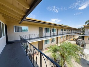 Garden View in Santa Fe Springs, CA - Foto de edificio - Building Photo