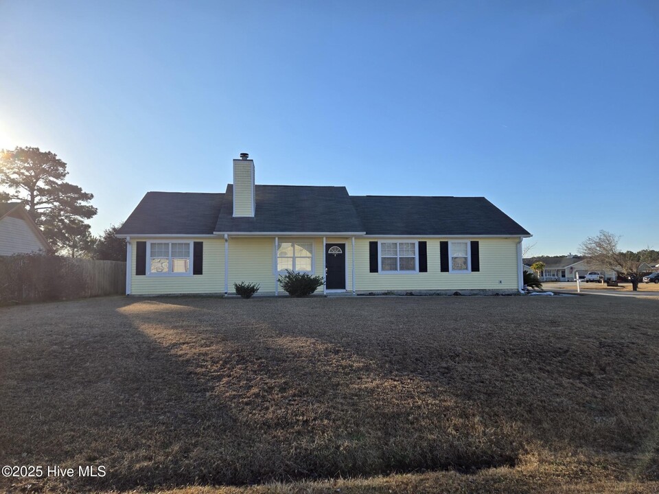 601 Cannon Ct in Hubert, NC - Building Photo