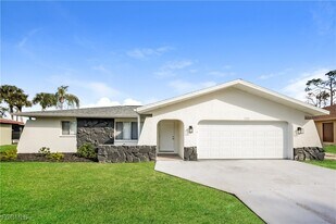 1318 Arrow St in Port Charlotte, FL - Building Photo