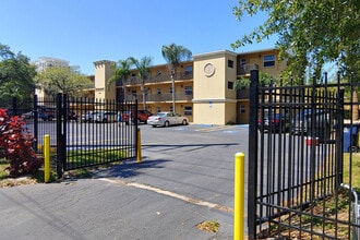 Promenade Apartments in Sarasota, FL - Building Photo - Building Photo