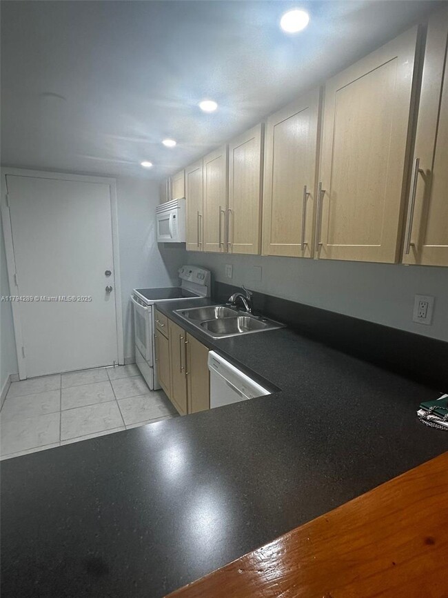 8101 SW 73rd Ave in Miami, FL - Foto de edificio - Building Photo
