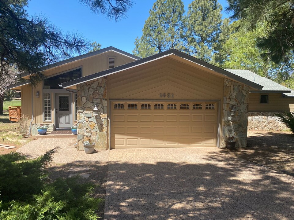 1631 N Mariposa Rd in Flagstaff, AZ - Foto de edificio