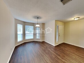 2219 Shady Pine Dr in Conroe, TX - Foto de edificio - Building Photo