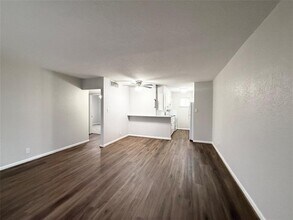 201 S Kaysie St-Unit -25 in Angleton, TX - Building Photo - Building Photo