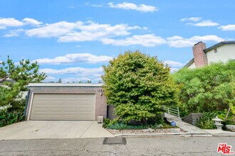 13563 Contour Dr in Los Angeles, CA - Building Photo - Building Photo