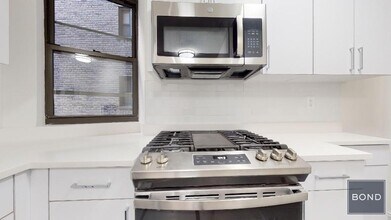 25 W 68th St in New York, NY - Building Photo - Building Photo