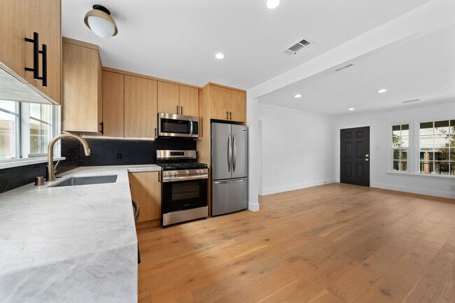5234 W Olympic Blvd, Unit 5234 in Los Angeles, CA - Building Photo - Building Photo